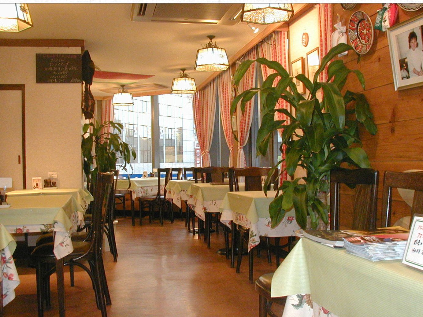 international restaurant in tokyo kitchen country